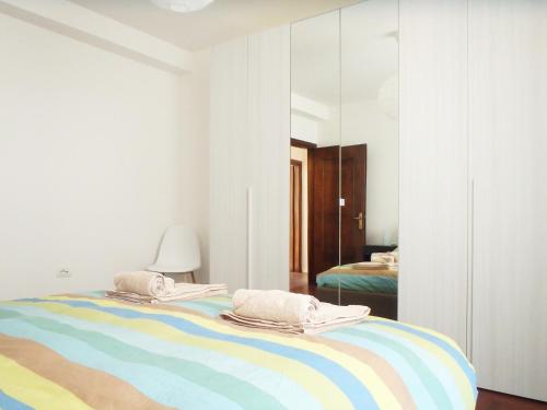 松德里奥Casa Nina的一间卧室配有一张床和镜子