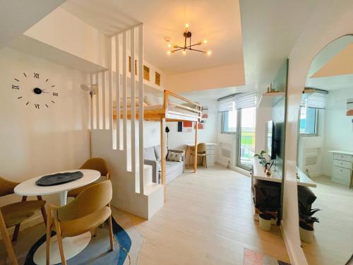 圣费尔南多GBU's Studio with Balcony at Azure North Pampanga的客房设有双层床和桌椅。