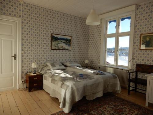 孙讷Wallinshuset的一间卧室设有一张大床和一个窗户。