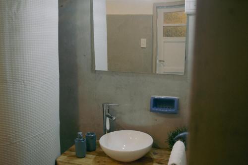 门多萨El Alero Hospedaje的浴室设有白色水槽和镜子