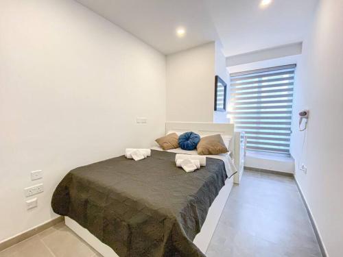 马尔萨斯卡拉Seafront 1st floor Apartment in Marsaskala by Solea的一间卧室配有一张床,上面有两条毛巾