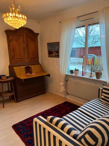 维默比Ljungmanshorva的带沙发和窗户的客厅