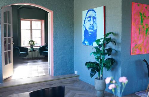 汉科B&B Korsman Hanko的墙上有画作的房间和植物
