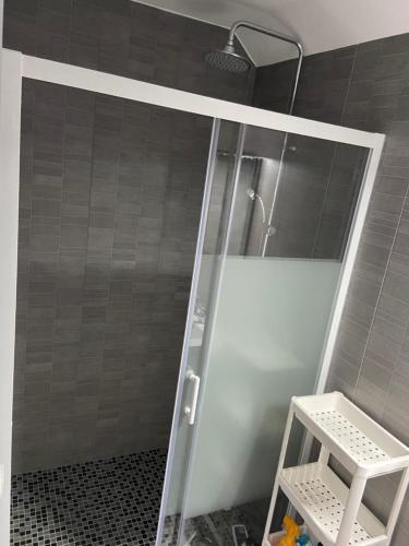 尼翁CHEZ PASCAL的浴室里设有玻璃门淋浴