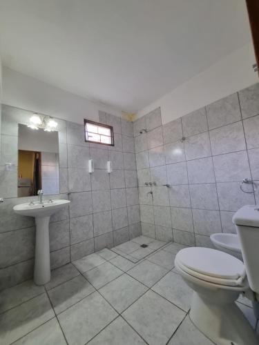 赫苏斯玛丽亚Acogedora suite con ingreso independiente.的一间带卫生间和水槽的浴室
