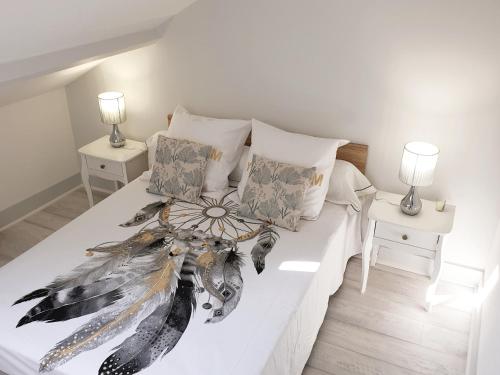 昂古莱姆Centre ville, T2 tout confort lumineux et calme !的卧室配有一张白色床、两张桌子和两盏灯。