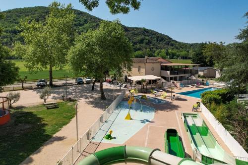 Sampzon勒奇塞扎克露营地的享有度假村游泳池的顶部景致