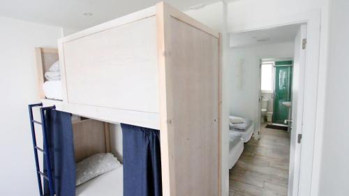 佩尼契WOT Peniche的客房设有双层床和橱柜。