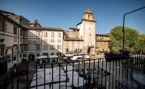 贝加莫Piazza Mascheroni Home的享有带钟楼城镇的景致