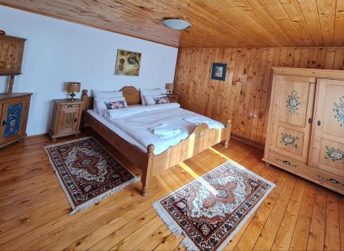 普雷代亚尔Casa RAI的一间卧室设有一张床和木制天花板