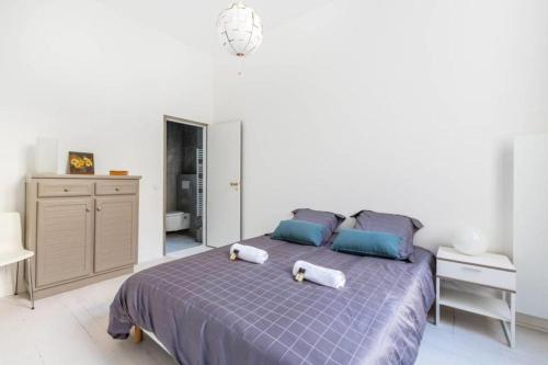 波尔多Magnifique Appartement avec climatisation en Hyper Centre de Bordeaux的一间卧室配有一张床,上面有两条毛巾