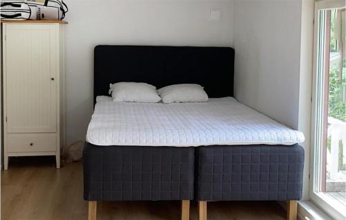 瓦克斯霍尔姆Amazing Home In Vaxholm With Kitchen的一张床上有两个枕头的房间