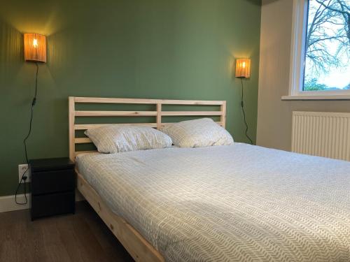 奥斯特豪特Natuurhuisje Bergvliet - Nature, Golf & Wellness的一间卧室配有一张带两个枕头的床