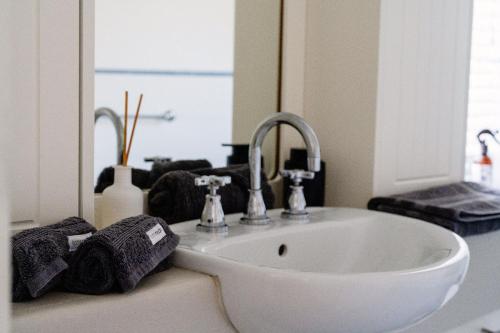 珀斯Cottesloe Beach View Apartments #11的一间带水槽和镜子的浴室