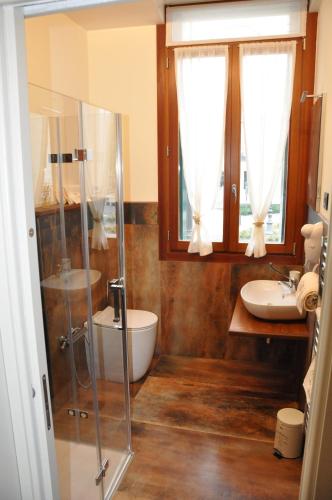 蒙泰贝卢纳NAZIONALE Camere的一间带玻璃淋浴和水槽的浴室