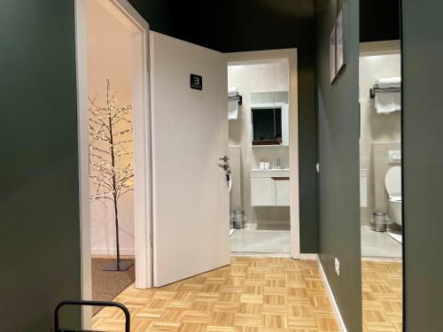 GjakovePremium Apartments的浴室设有白色门和卫生间。