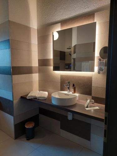 CourtedouxKza Jura Swiss的一间带水槽和镜子的浴室