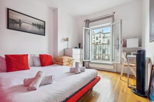 巴黎Charming Parisian Apartment的卧室设有一张白色大床和大窗户