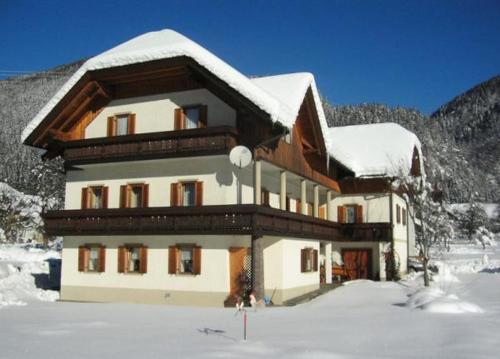 Kirchbach舒斯特尔旅馆的上面有雪的建筑