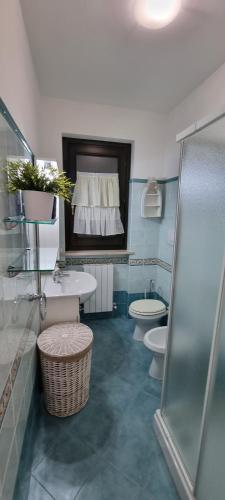 阿布鲁齐的罗塞托Dimora Mia的一间带卫生间和水槽的浴室
