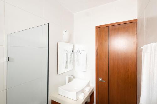 巴利亚多利德Saastah Hotel Boutique的白色的浴室设有水槽和镜子