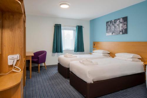 马洛Bisham Abbey National Sports Centre的酒店客房配有两张床和一张书桌