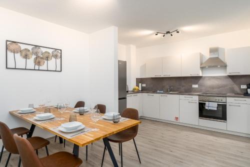 汉诺威Liberty Home Platinum - Apartments的厨房里设有1间带桌椅的用餐室
