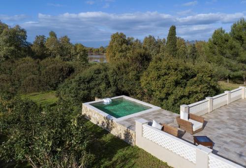 普拉Villa Cavalieri Country Hotel的享有房子内游泳池的空中景致