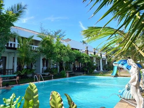 BantenKeraton Krakatoa的度假酒店的游泳池设有水滑梯