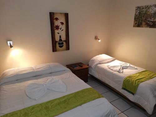图里亚尔瓦图里亚尔瓦瓦格利亚酒店的两张睡床彼此相邻,位于一个房间里