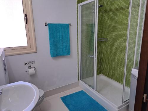 马佐托斯Villa Sunshine的带淋浴、卫生间和盥洗盆的浴室