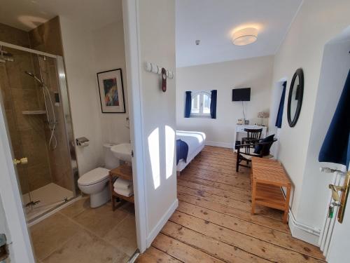 巴扎斯Le Rodin Bazas的带浴缸、卫生间和淋浴的浴室。