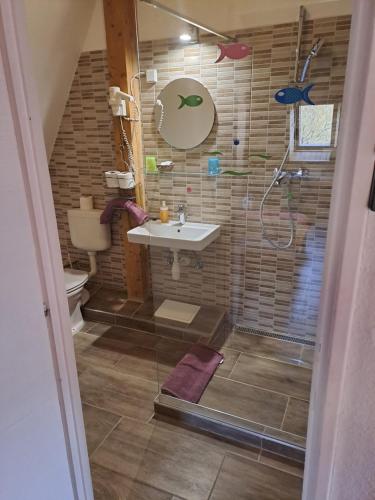圣安德烈霍瓦特夫加多旅馆的一间带水槽和淋浴的浴室