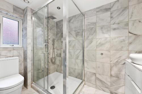 伦敦Hampstead Opulence Apartment - Luxurious Split Level Property的带淋浴和卫生间的浴室