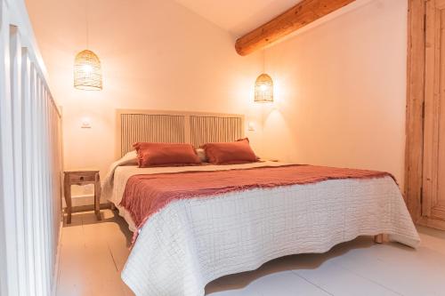 卡斯蒂隆迪加尔巴斯泰德品斯酒店的一间卧室配有一张床和两个吊灯