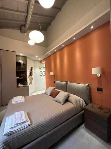 彼得拉桑塔Sogni d'artista的一间卧室设有一张带木墙的大床