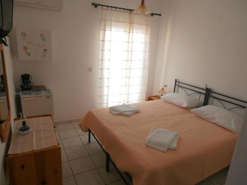 考弗尼西亚Glaros Rooms的一间卧室配有一张床,上面有两条毛巾
