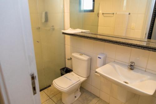 马林加Elo Hotels Express的一间带卫生间和水槽的浴室