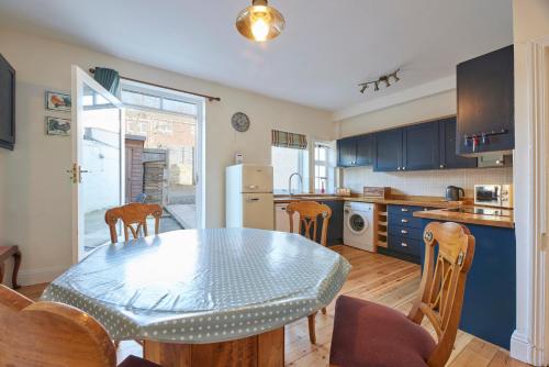 科布里奇Host & Stay - The Cottage in Corbridge的厨房配有桌椅