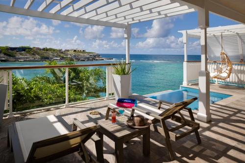 WillikiesHammock Cove Antigua - All Inclusive - Adults Only的海景庭院