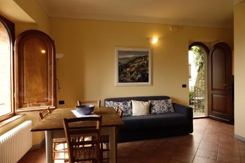 皮耶韦福斯切纳Casa Vacanze Le Muse Sillico的客厅配有沙发和桌子