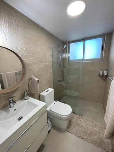 圣佩德罗-德马科里斯Exclusivo apartamento frente al mar的浴室配有卫生间、盥洗盆和淋浴。