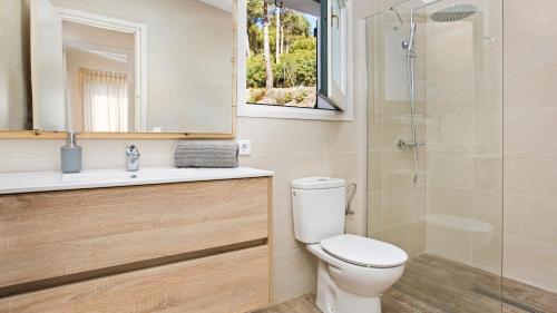帕拉弗鲁赫尔La vinya的浴室配有卫生间、盥洗盆和淋浴。