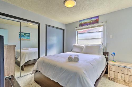 北迈阿密海滩North Miami Beach Rental Near Walking Park!的卧室配有一张带镜子的白色大床