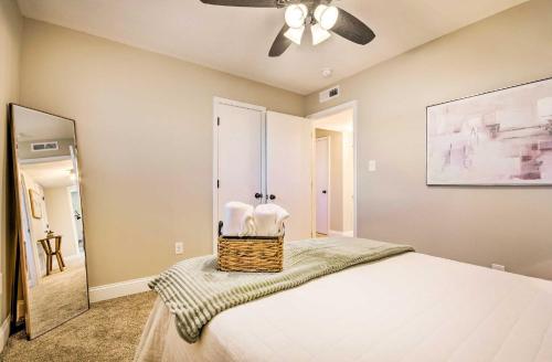 哥伦比亚Spacious Columbia Vacation Rental Near Mizzou的一间卧室配有一张床和吊扇