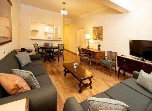 贝洛奥里藏特戴瑞尔中央会议酒店的客厅配有沙发和桌子