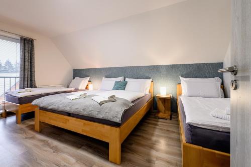 马汀Chata pod Martinkami的一间卧室设有两张床和窗户。