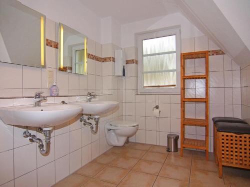 特拉森海德Semi-detached house Ostseehaus I, Trassenheide的一间带两个盥洗盆和卫生间的浴室