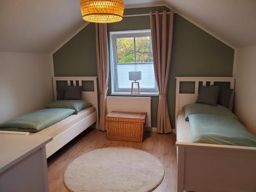 索尔陶Familienfreundliche Ferienwohnung Soltau的小型客房 - 带2张床和窗户