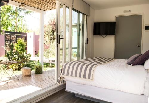 查克拉斯德科里亚Refugio Padma的一间卧室设有一张床和一个大窗户